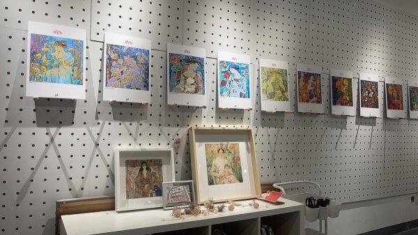金盛网 她为都市平凡女性“画像”，城市空间艺术家钟律和她笔下的“米米”