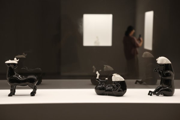华利配资 “像做上海双年展一样展示德化白瓷”，中华艺术宫“万象本色”大展开幕