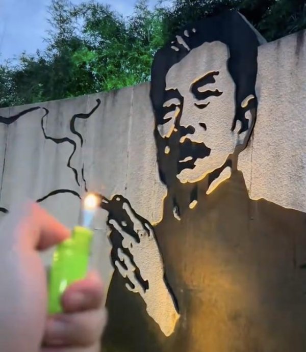 纪源优配 鲁迅夹烟墙画被投诉误导青少年，绍兴文旅：网友意见一致要求不用修改，不会因一人投诉就盲目更换
